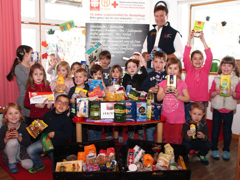 125 haltbare Lebensmittel und Hygieneprodukte übergaben die fleißigen Sammler der Kindertagesstätte St. Afra an den Tafel-Koordinator Markus Wille vom BRK Oberallgäu.  