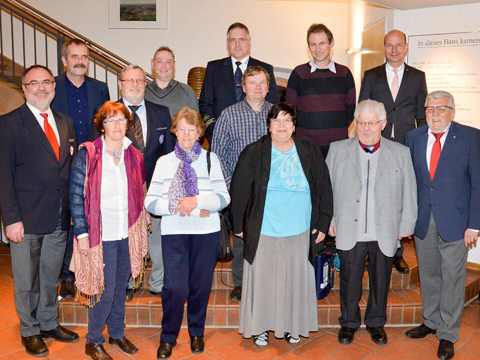 Im Kemptener Rathaus wurde ein Empfang für die Jubilare im Ehrenamt veranstaltet. Vordere Reihe von links: Alexander Schwägerl (Geschäftsführer des BRK Kreisverbands Oberallgäu) sowie die Geehrten Brunhilde Adler, Anna Dumitrache, Petra Schäfer, Alois Göser und Alfred Reichert (Vorsitzender des BRK Oberallgäu). In der zweiten Reihe mittig: Klaus Sachs und Michael SchäferHintere Reihe von links: Christoph Gehring, Alexander Kolb, Wolfgang Pietzka, Wolfgang Schneider und Oberbürgermeister Thomas Kiechle. 